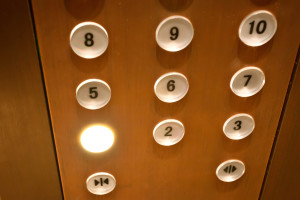 Schalter im Inneren eines Aufzugs
