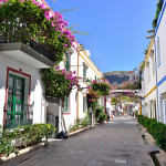 Einheitliche Fassaden in Puerto de Mogan