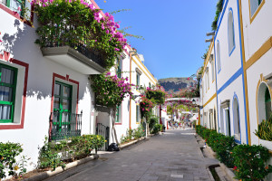 Einheitliche Fassaden in Puerto de Mogan