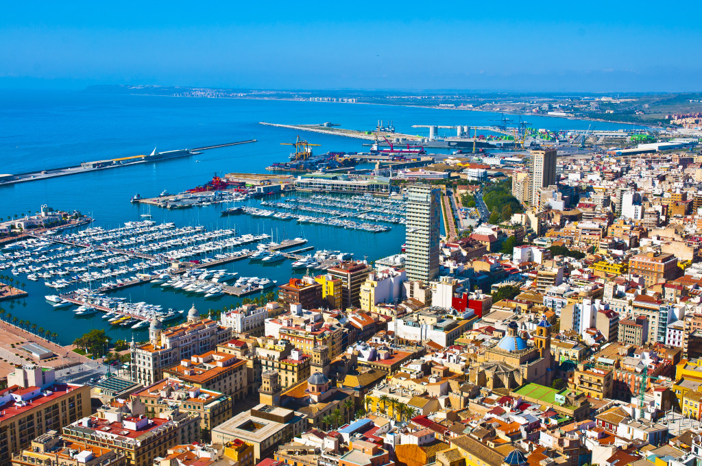 Luftbildaufnahme des Hafens von Alicante