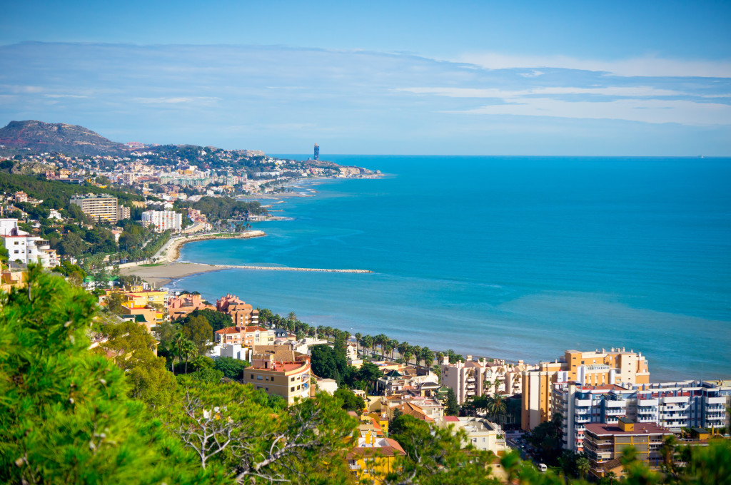 Blick auf einen Küstenstreifen der Stadt Málaga, in der gleichnamigen Provinz (Andalusien)