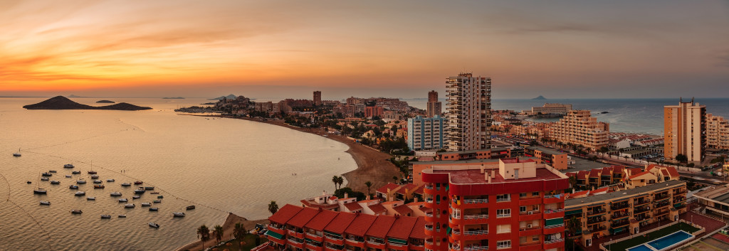 Blick auf die Landzunge "Manga del Mar Menor", welche das Binnenmeer "Mar Menor" vom Mittelmeer abgrenzt. 