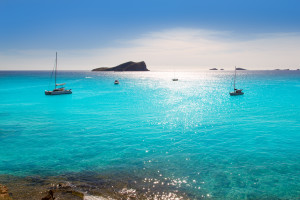 Kristallklarer Blick auf den Meeresgrund am Strand von San Antonio (Ibiza)